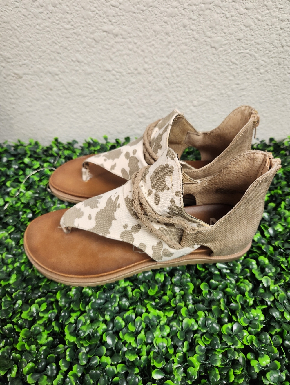 Very G Gladiator Sandals Women's 9 Cream  Cow Print